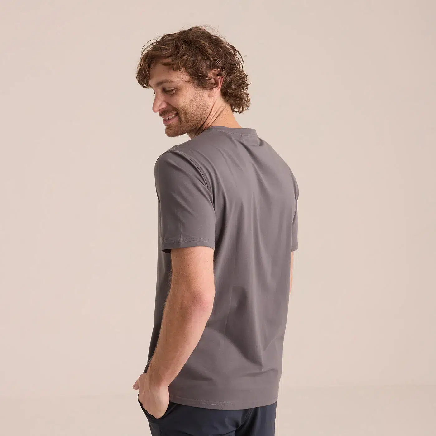 Playera Básica Porto Blanco de Hombre Gris Oscuro Cuello Redondo - Imagen 3