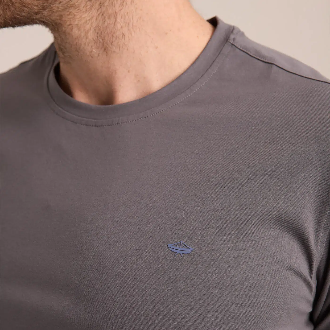 Playera Básica Porto Blanco de Hombre Gris Oscuro Cuello Redondo - Imagen 6